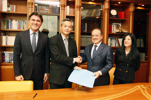 Nasce Wine2wine Asia e con Vinitaly International si accede ai fondi Ocm. L’annuncio è stato dato dal Direttore Generale, Giovanni Mantovani, alla firma del memorandum d’intesa con i rappresentanti dell’HKTDC  all’Hong Kong International Wine&Spirit Fair 2016.