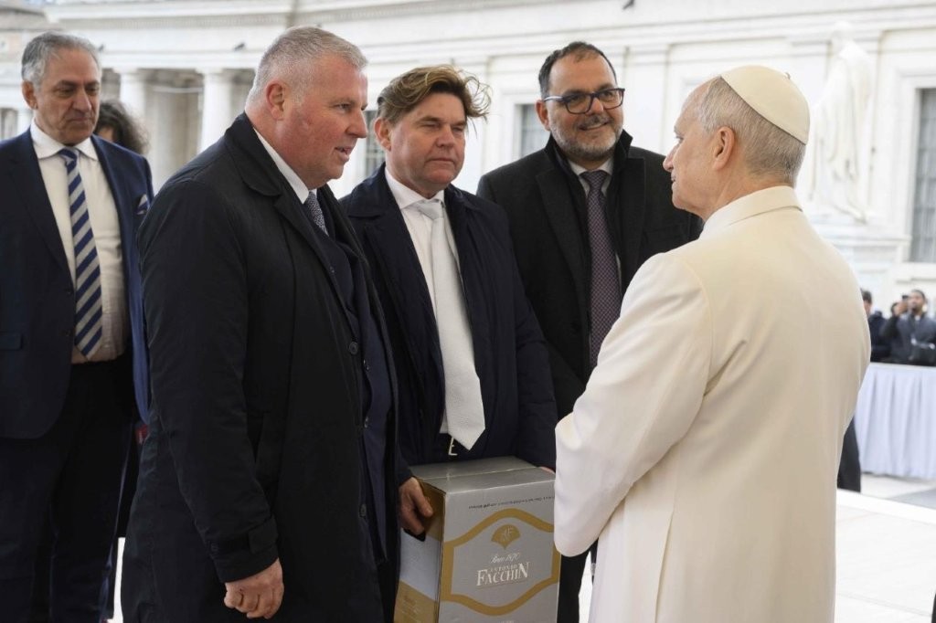 Una giornata di grande significato umano, spirituale e istituzionale per Coldiretti Treviso, protagonista a Roma di un incontro ufficiale sul Sagrato di San Pietro con Papa Leone XIV, seguito da un momento di confronto privato con il Cardinale Pietro Parolin, Segretario di Stato della Santa Sede. La delegazione trevigiana è stata guidata dal presidente Giorgio Polegato, dal direttore Giuseppe Satalino e dal consigliere provinciale Angelo Facchin, presidente della zona Coldiretti di Oderzo e componenete di Giunta della Camera di Commercio