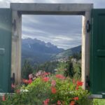 Foto-raffigura-finestra-da-Costalissoio-con-panorama-sulla-Val-Comelico