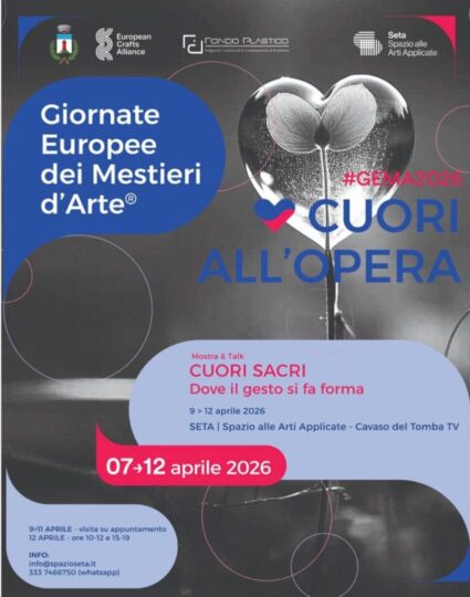 Locandina Giornate Europee dei Mestieri d'Arte® #GEMA 2026 CUORI ALL'OPERA Mostra & Talk CUORI SACRI Dove il gesto si fa forma 9› 12 aprile 2026 SETA / Spazio alle Arti Applicate - Cavaso del Tomba TV 07→12 aprile 2026 9-11 APRILE: visita su appuntamento 12 APRILE - ore 10-12 e 15-19 INFO infospazioseta.it 333 7466750 (WhatsApp) European Crafts Alliance Fondo Plastico Seta Spazio alle Arti Applicate