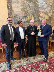 Una giornata di grande significato umano, spirituale e istituzionale per Coldiretti Treviso, protagonista a Roma di un incontro ufficiale sul Sagrato di San Pietro con Papa Leone XIV, seguito da un momento di confronto privato con il Cardinale Pietro Parolin, Segretario di Stato della Santa Sede. La delegazione trevigiana è stata guidata dal presidente Giorgio Polegato, dal direttore Giuseppe Satalino e dal consigliere provinciale Angelo Facchin, presidente della zona Coldiretti di Oderzo e componenete di Giunta della Camera di Commercio Una giornata di grande significato umano, spirituale e istituzionale per Coldiretti Treviso, protagonista a Roma di un incontro ufficiale sul Sagrato di San Pietro con Papa Leone XIV, seguito da un momento di confronto privato con il Cardinale Pietro Parolin, Segretario di Stato della Santa Sede. La delegazione trevigiana è stata guidata dal presidente Giorgio Polegato, dal direttore Giuseppe Satalino e dal consigliere provinciale Angelo Facchin, presidente della zona Coldiretti di Oderzo e componenete di Giunta della Camera di Commercio