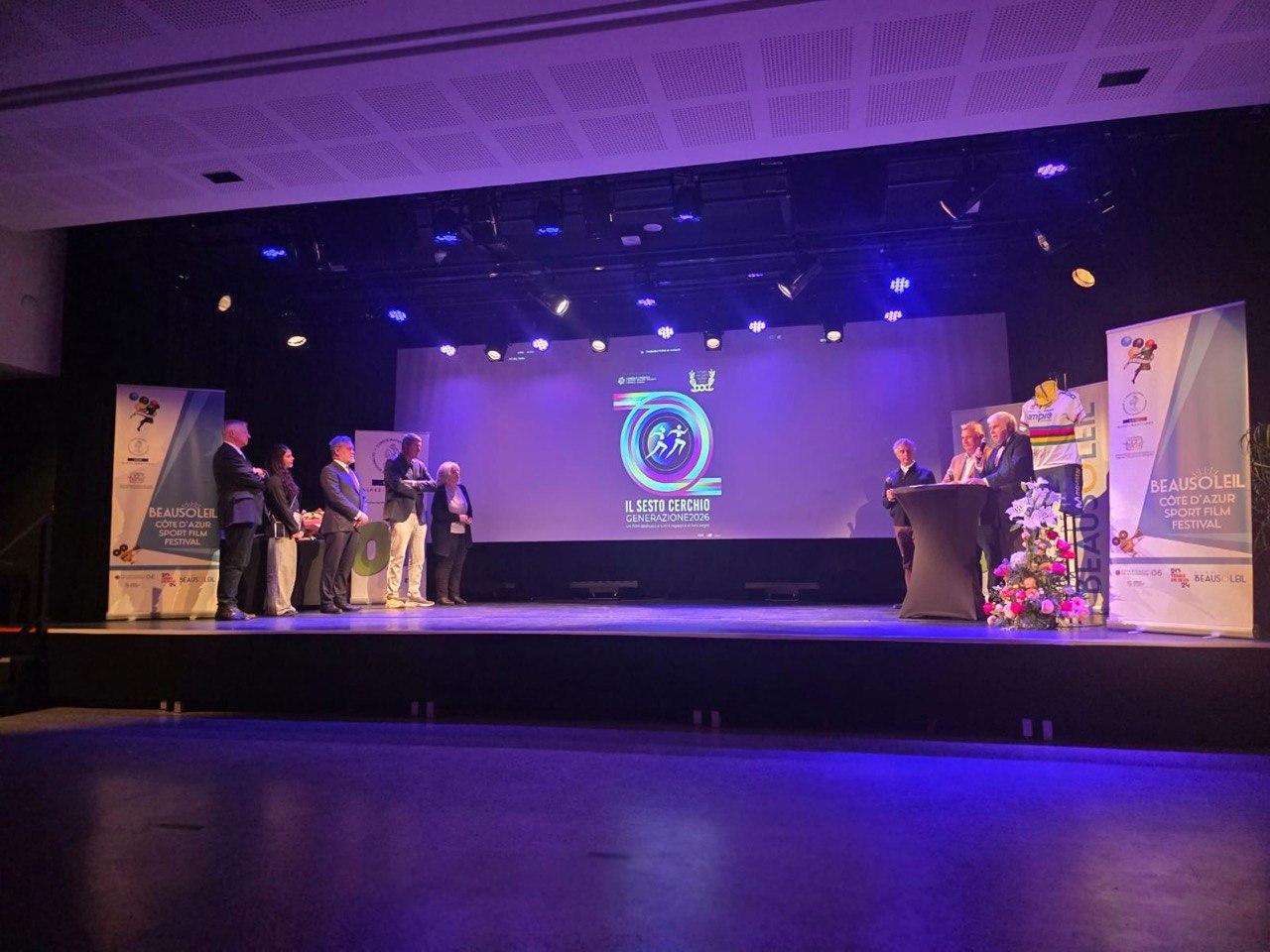Premiazione de Il Sesto Cerchio, il docufilm nato nell’ambito del progetto GenerAZIONE2026, consegnato nell’ambito del Côte d’Azur Sport Film Festival di Beausoleil-Montecarlo, dal sindaco di Beausoleil Gérard Spinelli, dal presidente del Comité Départemental Olympique et Sportif de Alpes-Maritimes Manuel Dureuil e dal presidente del Festival Philippe Manassero, già amministratore del Comité National Olympique et Sportif français in carica durante le Olimpiadi di Parigi 2024, nel corso della cerimonia di premiazione al Centre Culturel Prince héritier Jacques II.