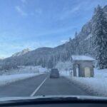 Foto-raffigura-entrata-a-Santo-Stefano-di-Cadore-alberi-innevati-cielo-azzurro