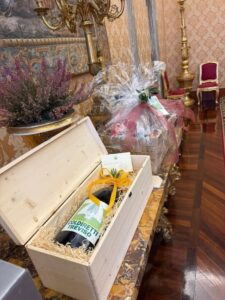 Nel corso dell'udienza con il Santo Padre, la delegazione ha voluto portare un segno tangibile della terra trevigiana, offrendo una selezione di eccellenze agroalimentari simbolo di identità, tradizione e qualità. Tra queste, il Prosecco, la Casatella Trevigiana DOP, gli asparagi di Badoere e Cimadolmo, il radicchio rosso di Treviso IGP, quello di Castelfranco IGP, il miele del Grappa, le confetture di Nonno Andrea e altri prodotti rappresentativi di un territorio che esprime, attraverso l'agricoltura, cultura e bellezza Nel corso dell'udienza con il Santo Padre, la delegazione ha voluto portare un segno tangibile della terra trevigiana, offrendo una selezione di eccellenze agroalimentari simbolo di identità, tradizione e qualità. Tra queste, il Prosecco, la Casatella Trevigiana DOP, gli asparagi di Badoere e Cimadolmo, il radicchio rosso di Treviso IGP, quello di Castelfranco IGP, il miele del Grappa, le confetture di Nonno Andrea e altri prodotti rappresentativi di un territorio che esprime, attraverso l'agricoltura, cultura e bellezza