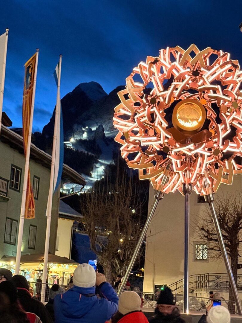 Foto di Cortina d'Ampezzo che raffigura il braciere e le piste illuminate