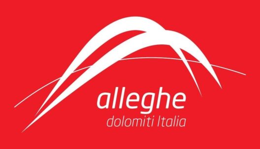 Logo Alleghe Dolomiti Italia- Funivie scritta bianca su sfondo rosso