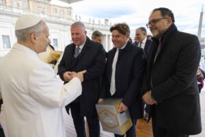 Una giornata di grande significato umano, spirituale e istituzionale per Coldiretti Treviso, protagonista a Roma di un incontro ufficiale sul Sagrato di San Pietro con Papa Leone XIV, seguito da un momento di confronto privato con il Cardinale Pietro Parolin, Segretario di Stato della Santa Sede. La delegazione trevigiana è stata guidata dal presidente Giorgio Polegato, dal direttore Giuseppe Satalino e dal consigliere provinciale Angelo Facchin, presidente della zona Coldiretti di Oderzo e componenete di Giunta della Camera di Commercio Una giornata di grande significato umano, spirituale e istituzionale per Coldiretti Treviso, protagonista a Roma di un incontro ufficiale sul Sagrato di San Pietro con Papa Leone XIV, seguito da un momento di confronto privato con il Cardinale Pietro Parolin, Segretario di Stato della Santa Sede. La delegazione trevigiana è stata guidata dal presidente Giorgio Polegato, dal direttore Giuseppe Satalino e dal consigliere provinciale Angelo Facchin, presidente della zona Coldiretti di Oderzo e componenete di Giunta della Camera di Commercio