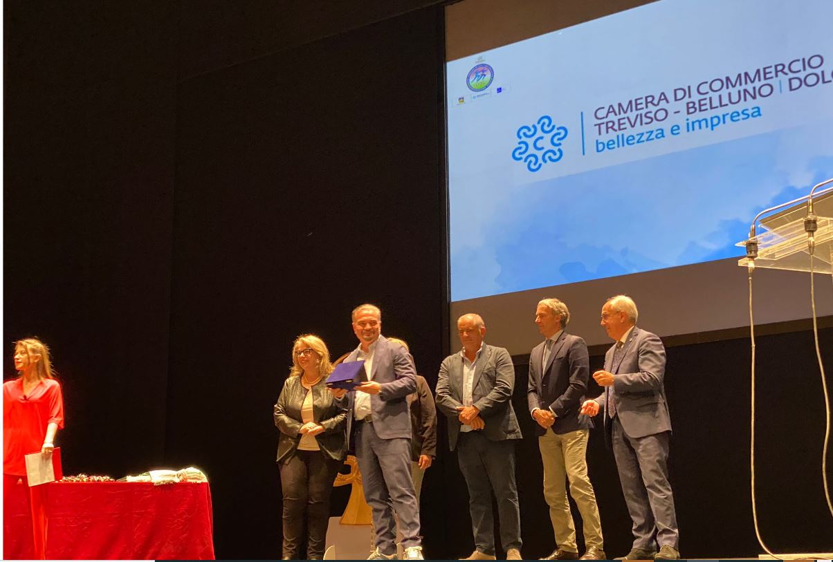 Il consiglio camerale premia Fabio Sutto con il premio alla fedeltà al lavoro e progresso economico e viene lanciato il tema del prossimo anno di Generazione2026