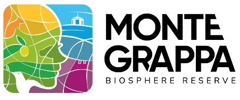 Biosfera Monte Grappa Biosphere Reserve. Logo colorato verde, arancione, giallo, fucsia, blu con volto di profilo