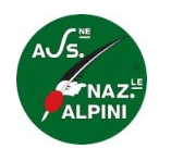 LOGO-con-scritta Associazione Nazionale Alpini grafica penna nera piume bianche pomolo rosso tutto su sfondo verde scuro