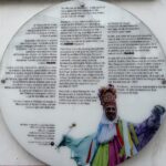 Installazione circolare che raffigura il Matazin , una delle maschere rappresentativa del Carnevale del Comelico