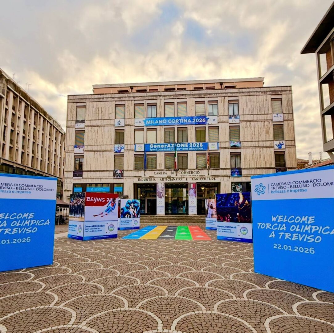 FOTO che raffigura Piazza Borsa allestita in occasione dell'arrivo della torcia olimpica