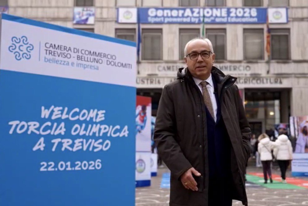 Foto che raffigura il Presidente Pozza davanti alla sede di Piazza Borsa della Camera di Commercio di Treviso Belluno|Dolomiti durante l'intervista prima dell'arrivo della torcia olimpica.