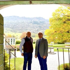 Foto che raffigura Presidente Pozza e Conte Fulcis in piedi con lo scorcio delle montagne all'interno del giardino della VIlla di Modolo Foto che raffigura Presidente Pozza e Conte Fulcis in piedi con lo scorcio delle montagne all'interno del giardino della VIlla di Modolo