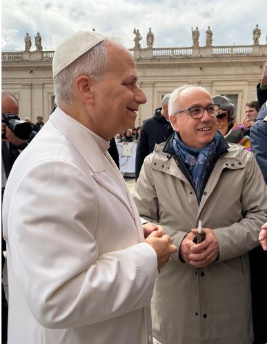 Foto-PapaLeone XIV con Presidente Pozza in piazza del Vaticano all'aperto. Facce sorridenti con sguardi verso destra