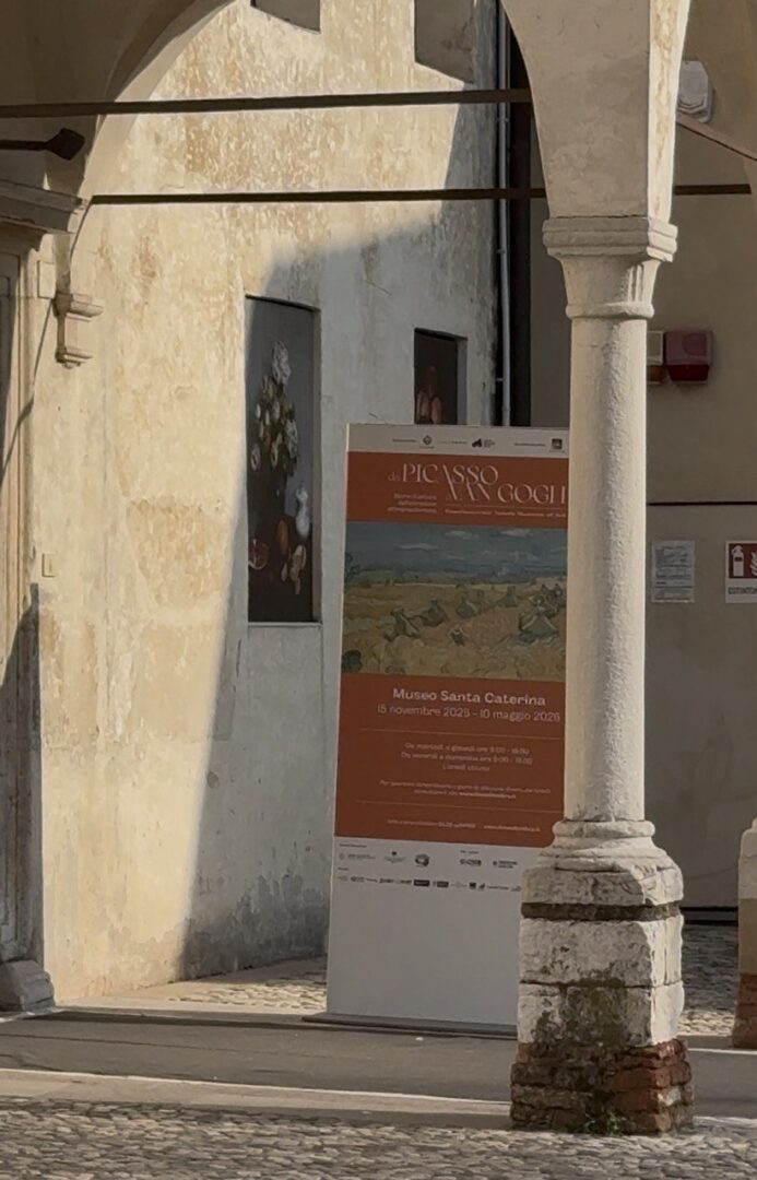Foto portico di Santa Caterina con rollup della mostra da Picasso a VanGogh