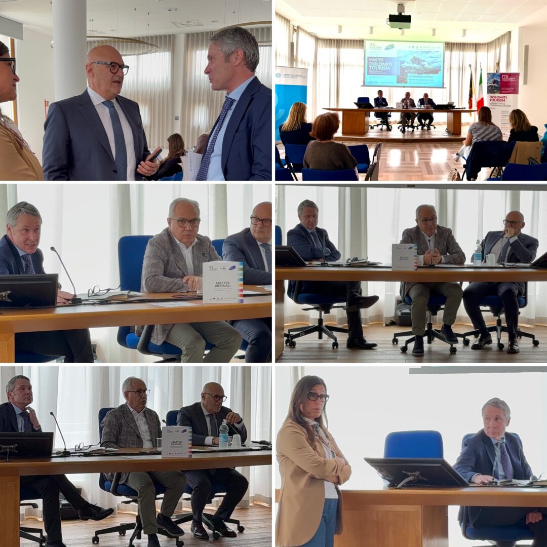 Collage di foto che rappresentano la conferenza stampa con i presidenti e il sg ff sul tavolo dei relatori e in piedi la direttrice dell'ITS e la sala vista da lontano con sopra il tavolo dei relatori il monitor con l'immagine del master in turismo. dietro la vetrata luminosa con le tende bianche