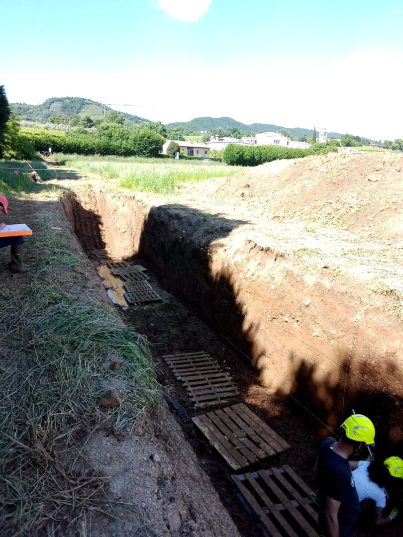 Immagine della trincea paleosismica realizzata ai piedi della città di Asolo per lo studio e sicurezza sismica Immagine della trincea paleosismica realizzata ai piedi della città di Asolo per lo studio e sicurezza sismica
