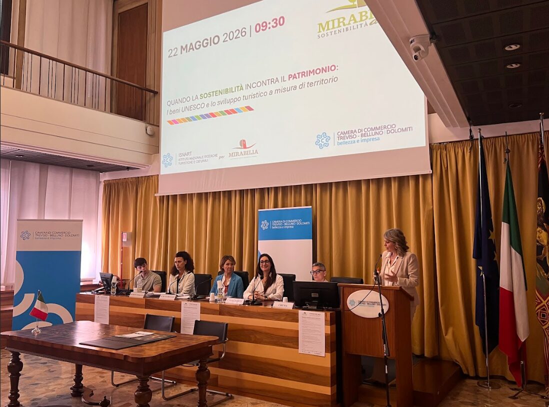 tavolo di relatori e moderatrice, Cristina Proserpio all'evento Mirabilia di presentazione della carta nazionale della sostenibilità - evento Mirabilia venerdì 22 maggio 2026 presso la sede camerale di Treviso