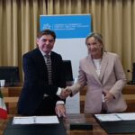 Credaro e Facchin si stringono la mano in seguito alla firma della carta nazionale della sostenibilità - evento Mirabilia di venerdì 22 maggio 2026 presso la sede camerale di Treviso