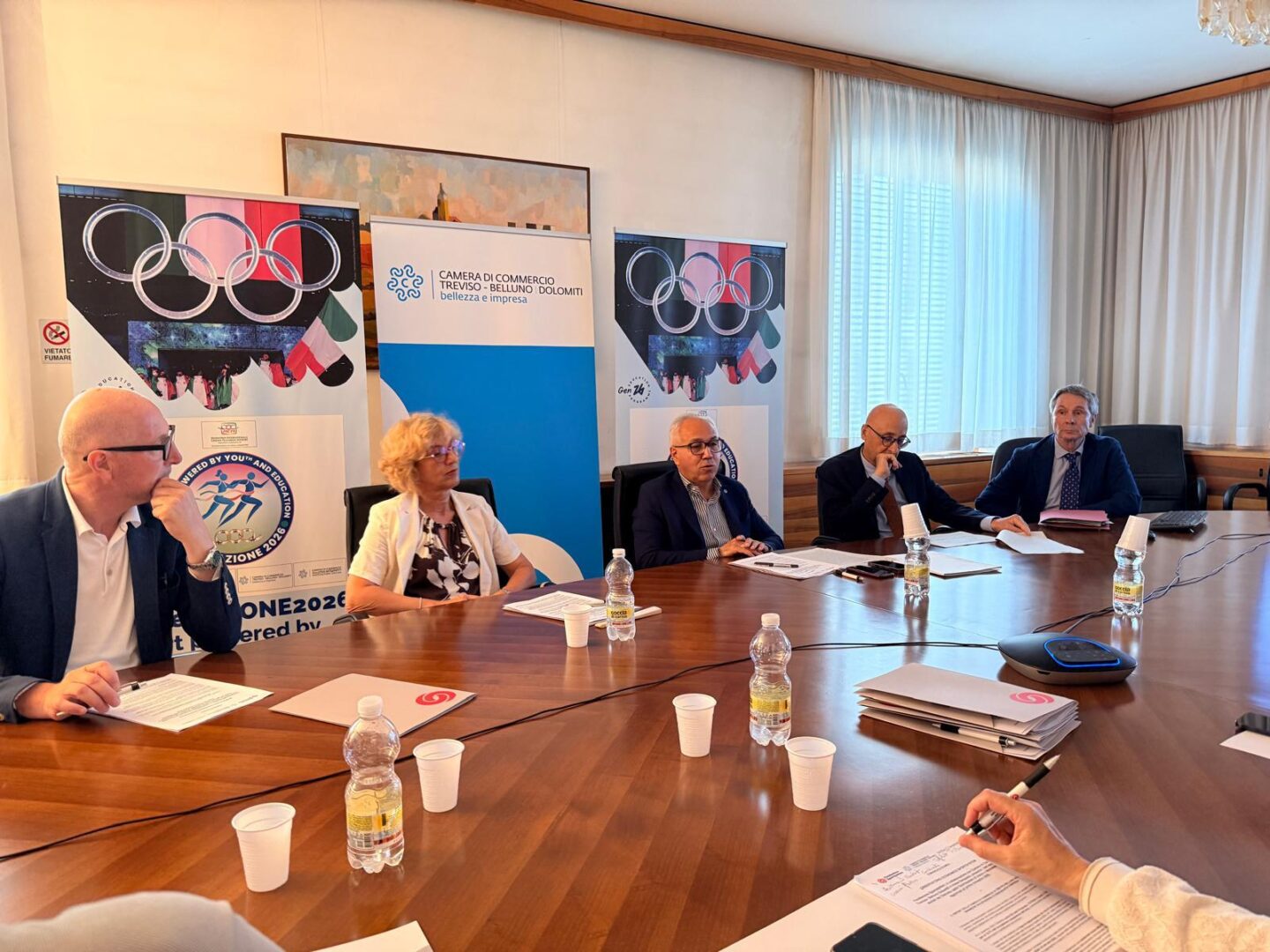 foto sala giunta con relatori e giornalisti attorno al tavolo grande ovale