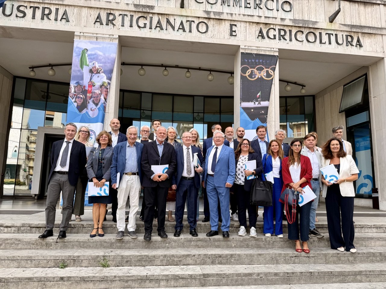 Foto-Il-neo Presidente De Bettin-con-il-Nuovo-Consiglio sue scale della Camera di Commercio