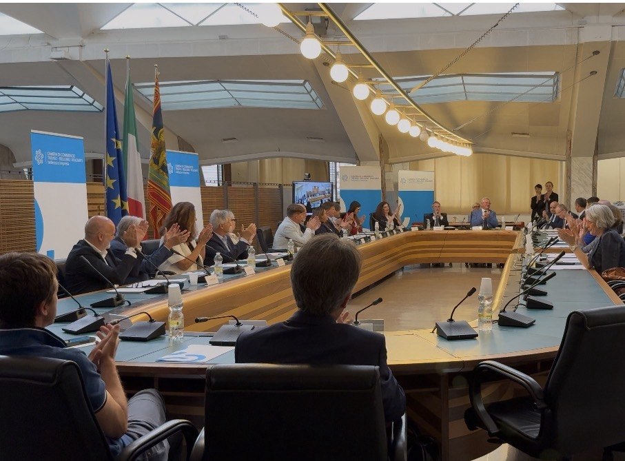 foto plauso di tutto il consiglio camerale per l'elezione di De Bettin