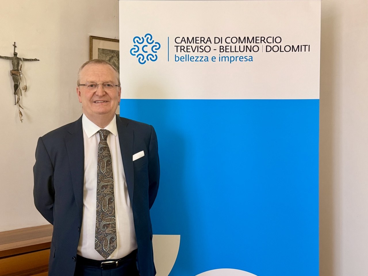 Foto del nuovo presidente 2026-2031della Camera di Commercio Ing.De Bettin. Sul fondale il logo camerale