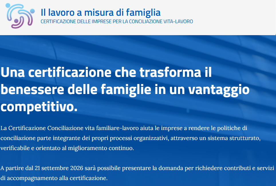 testo bianco su sfondo a blu con righe più chiare orizzontali. Il testo forse riesci a leggerlo bene con il rider. Sopra questo reattangolo c'è il logo e accanto la scritta il lavoro a misura di famiglia