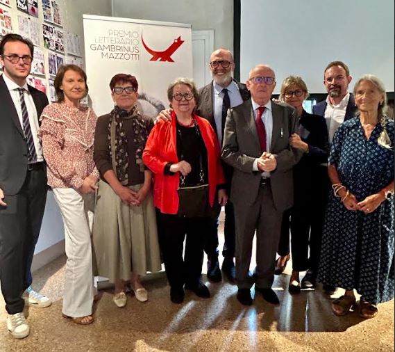 Autorità premio Mazzotti in piedi davanti al roll up del Premio
