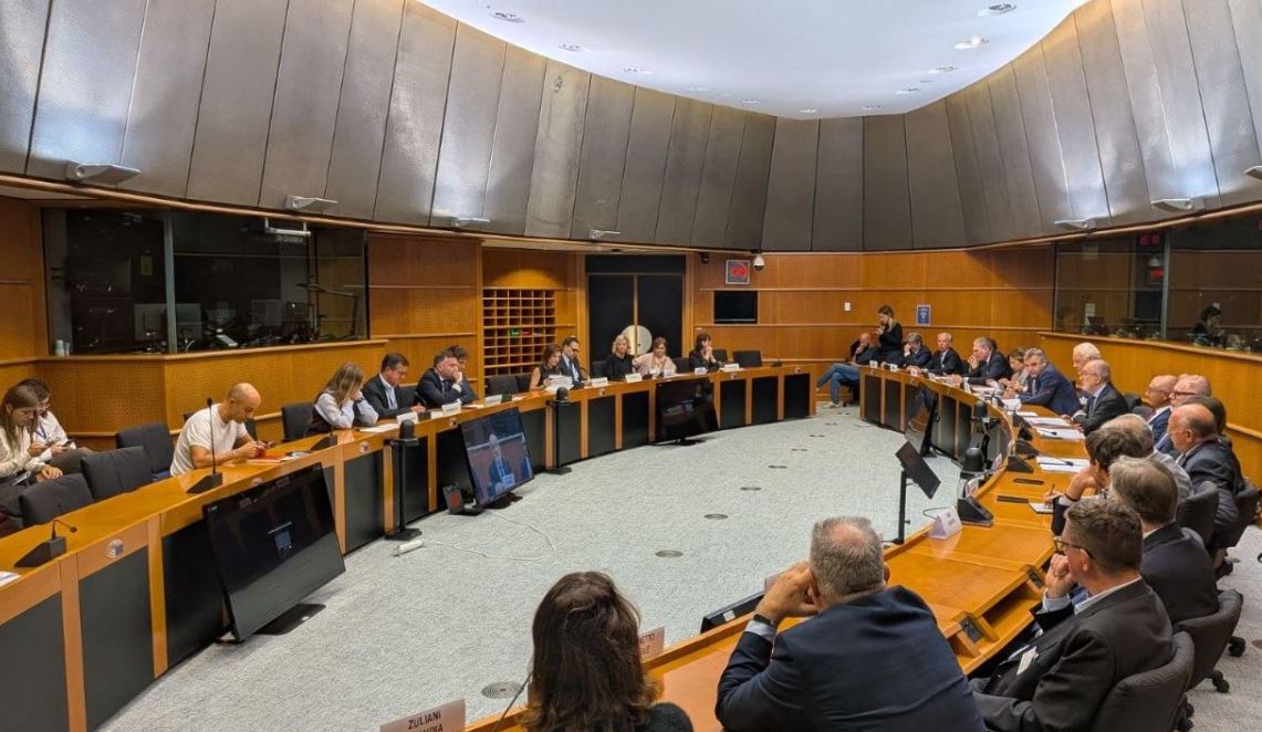 Unioncamere-Veneto-a-Bruxelles:foto di persone al tavolo che segue una linea ovale